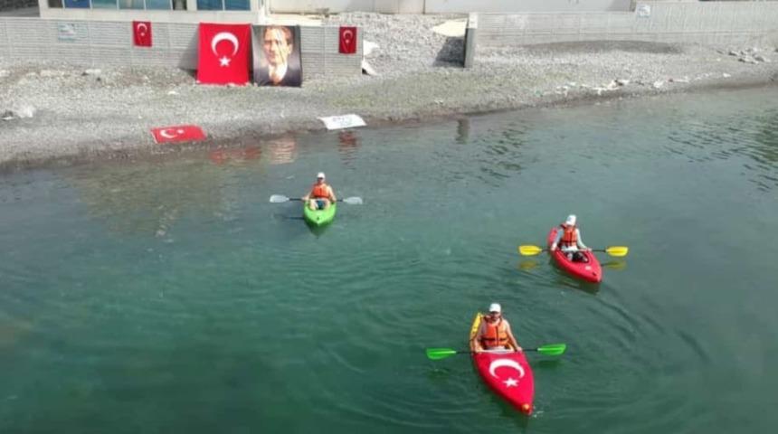 Kanolarla denize a&ccedil;ılıp T&uuml;rk bayrağı a&ccedil;tılar