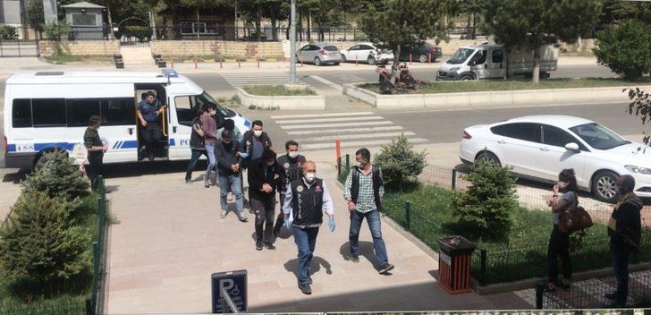 Araçlarında uyuşturucuyla yakalanan şüpheliler adli kontrolle serbest G4