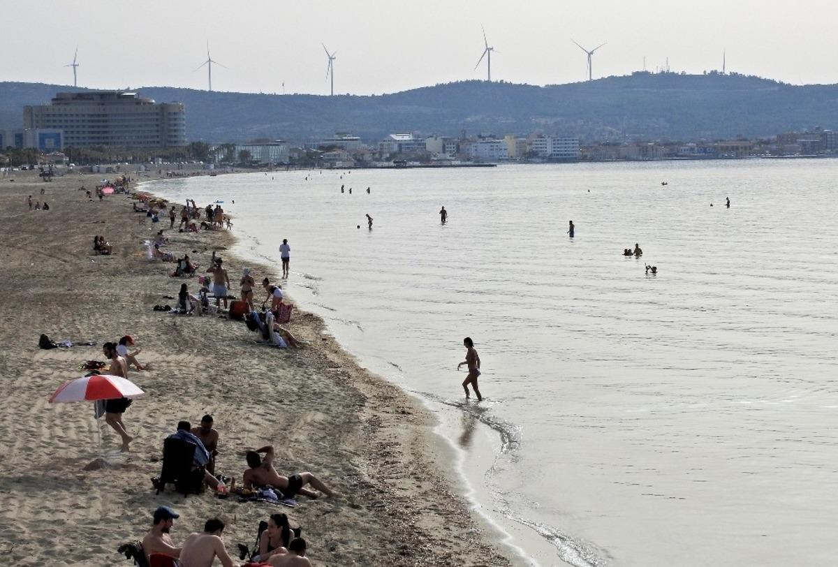 &Ccedil;eşme&rsquo;de kısıtlama &ouml;ncesi deniz keyfi