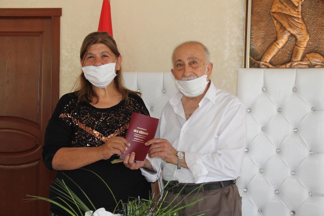 Burhan amca, 30 yıl &ouml;nce ayrıldığı eşiyle yeniden nikah masasına oturdu