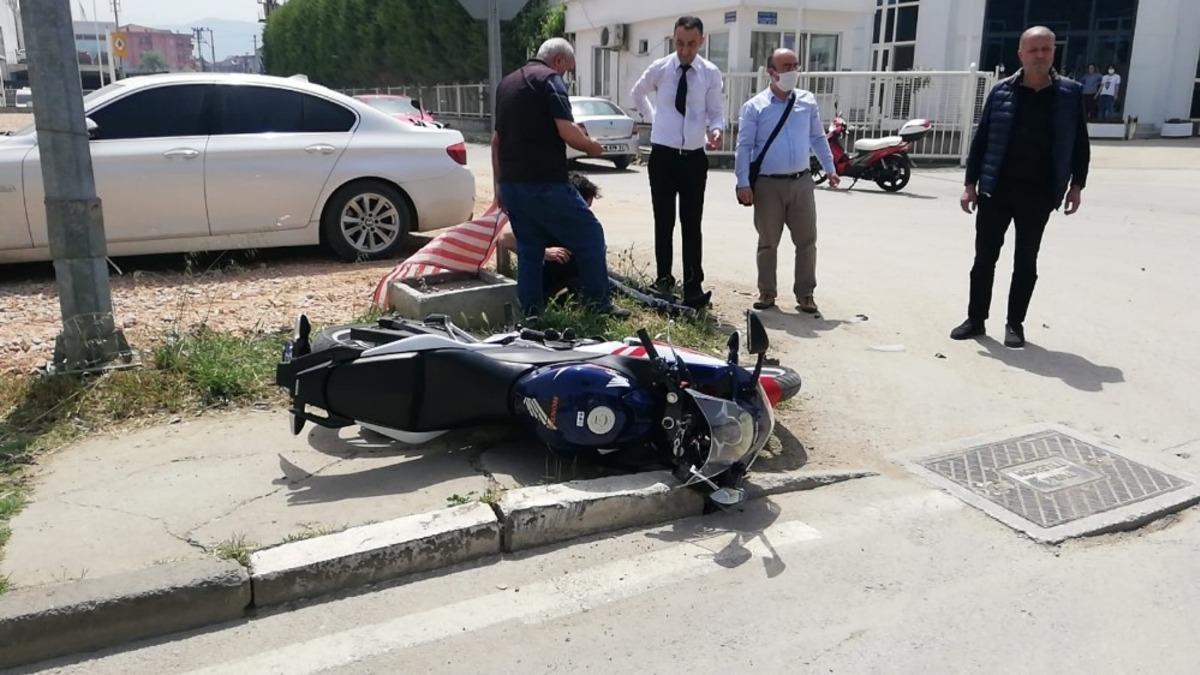 Otomobille &ccedil;arpışan motosikletli yaralandı
