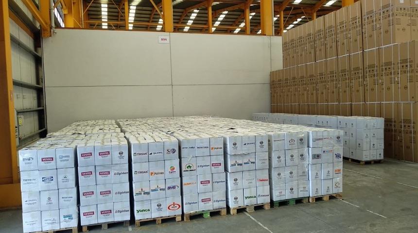 Sanayiciler tarafından hazırlanan gıda paketleri dağıtılıyor