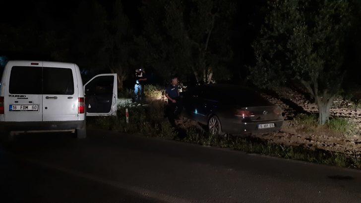 'Dur' ihtarına uymadılar, polis aracına çarpıp yaya olarak kaçtılar G1