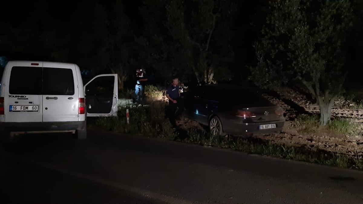 'Dur' ihtarına uymadılar, polis aracına &ccedil;arpıp yaya olarak ka&ccedil;tılar