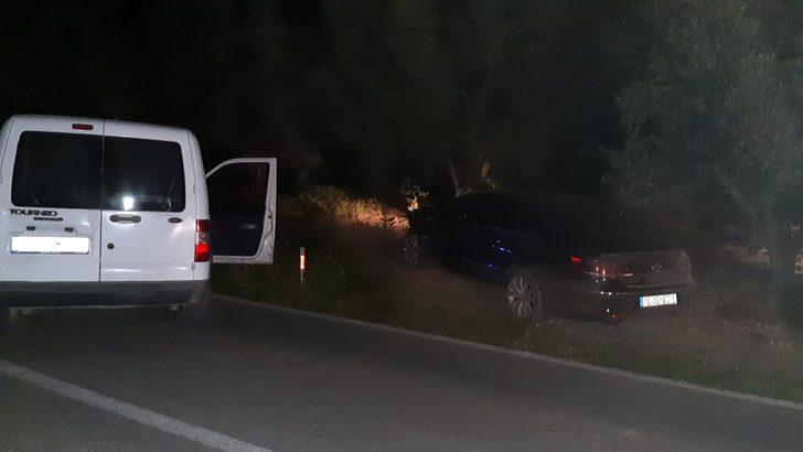 'Dur' ihtarına uymadılar, polis aracına çarpıp yaya olarak kaçtılar G3