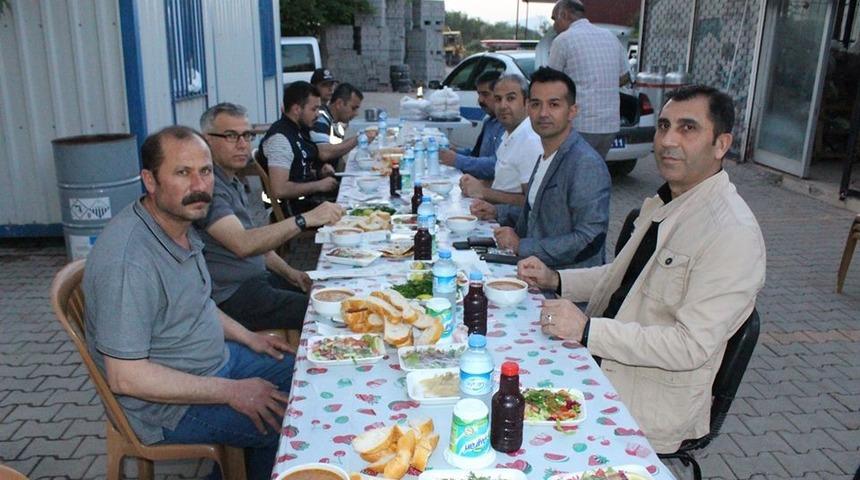 Kaymakam Almalı, orucunu n&ouml;bet tutan polislerle a&ccedil;tı