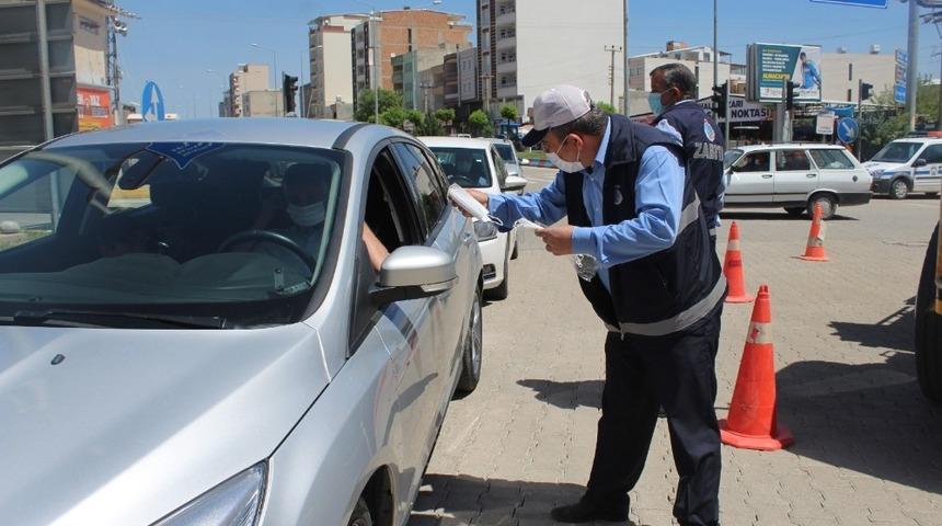 Kahta &lsquo;da zabıta ekipleri &uuml;cretsiz maske dağıttı