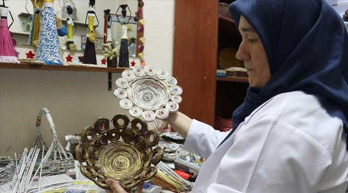 Akpınar Yaşam Merkezinde maske &uuml;retiliyor