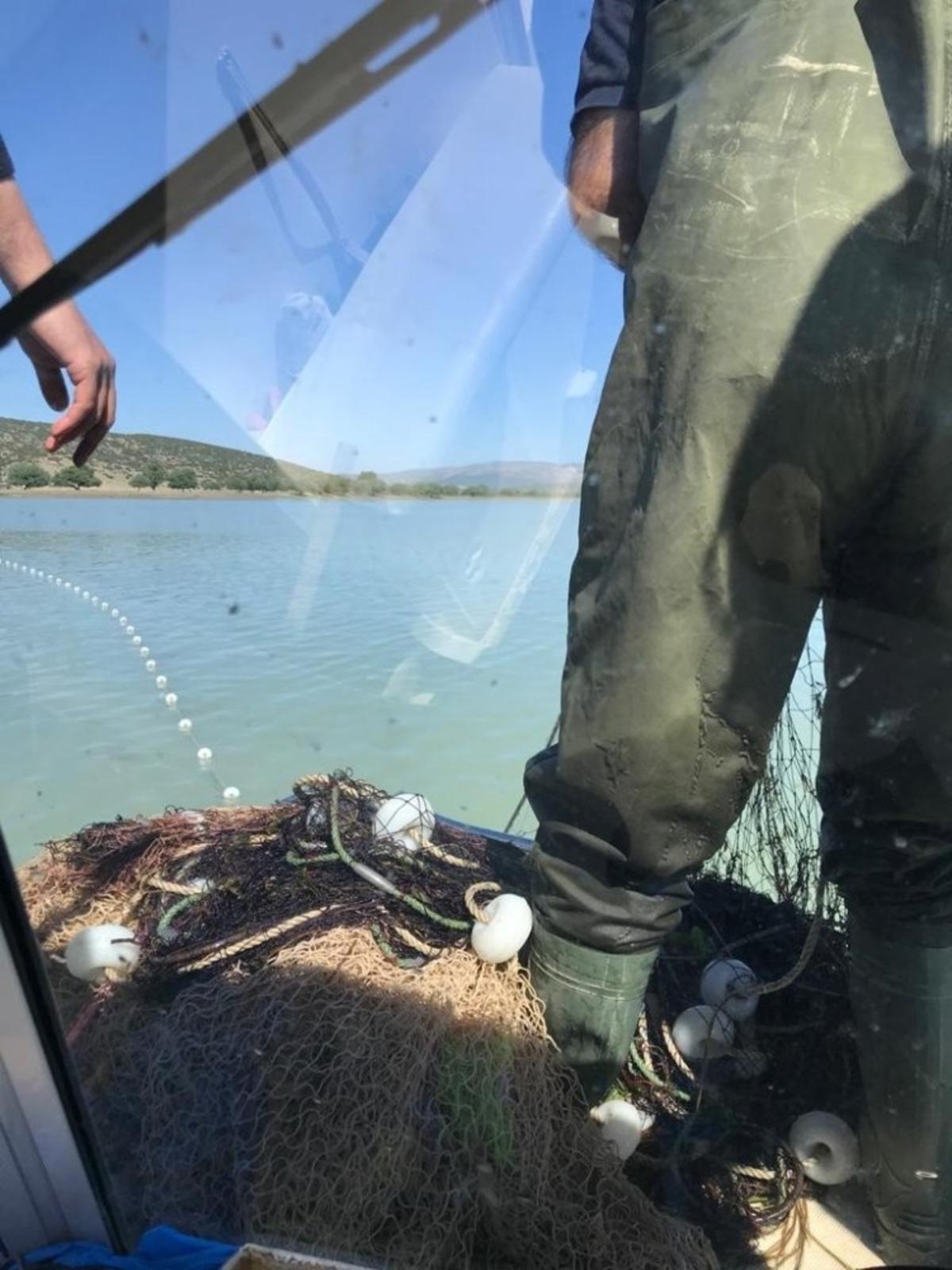 Ekipleri g&ouml;r&uuml;nce tekneyi suya batırarak ka&ccedil;tılar