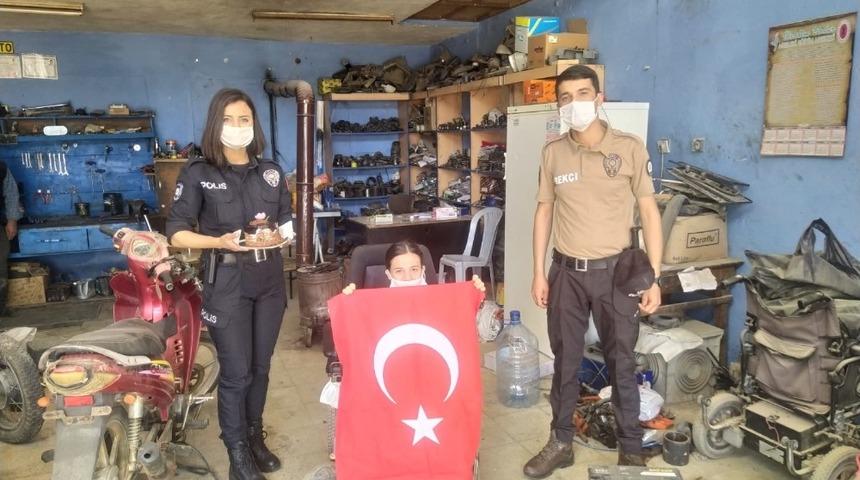 Polislerden engelli kıza kutlama