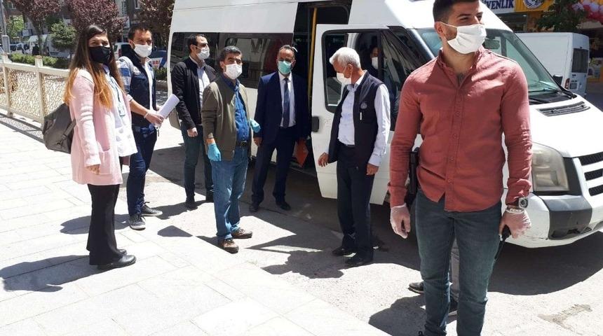 Hakkari&rsquo;de korona vir&uuml;s denetimleri s&uuml;r&uuml;yor