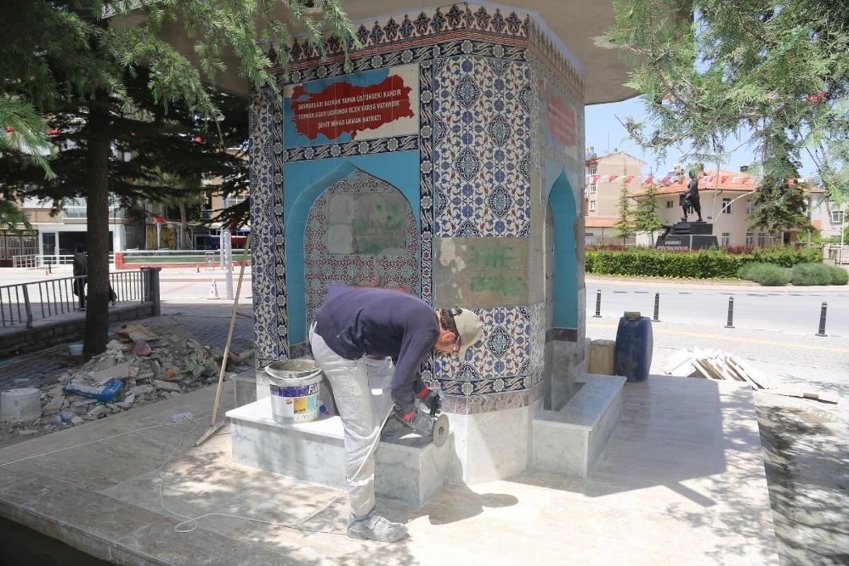 Karaman Belediyesi, kent merkezindeki &ccedil;eşmeleri onarıyor