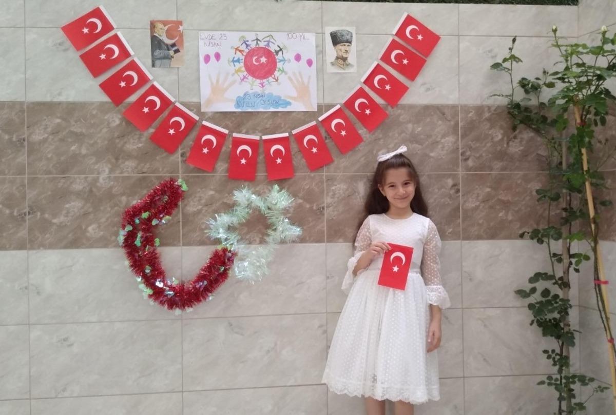 Bayraklılı &ccedil;ocuklar 100. yıla iz bıraktı