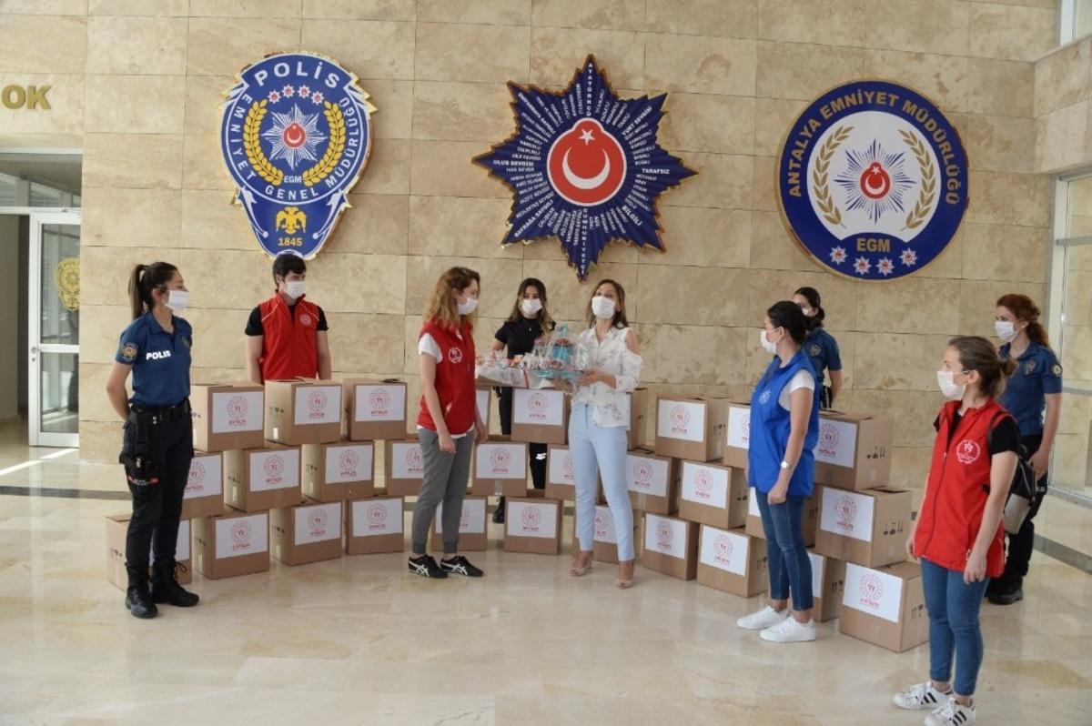 Polis eşlerinden gece g&ouml;revindeki polislere ikram