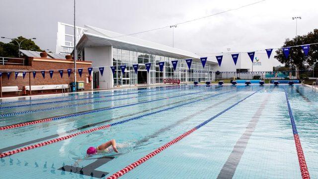  Denize ve havuza girmek g&uuml;venli mi? Koronavir&uuml;s y&uuml;zmeyle bulaşır mı? 1