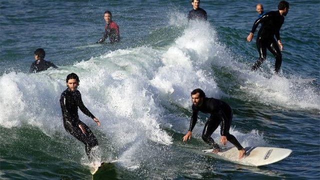  Denize ve havuza girmek g&uuml;venli mi? Koronavir&uuml;s y&uuml;zmeyle bulaşır mı? 2