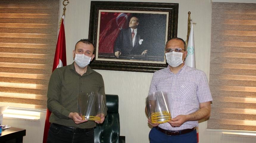 Milli eğitim &ccedil;alışanlarından sağlık kurumlarına siperlik maske desteği