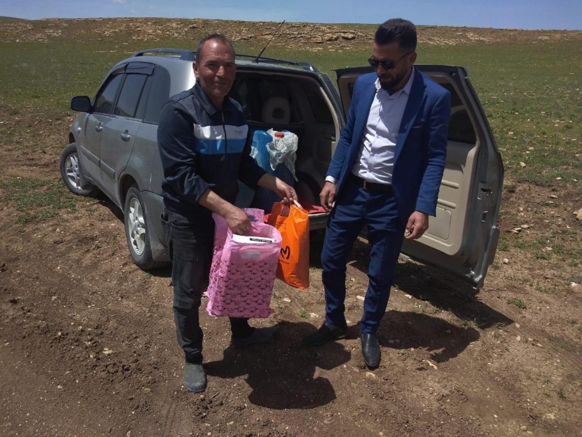 Uluslararası Mazlumların Derneği&rsquo;den &ccedil;obanlara giyim ve ayakkabı yardımı