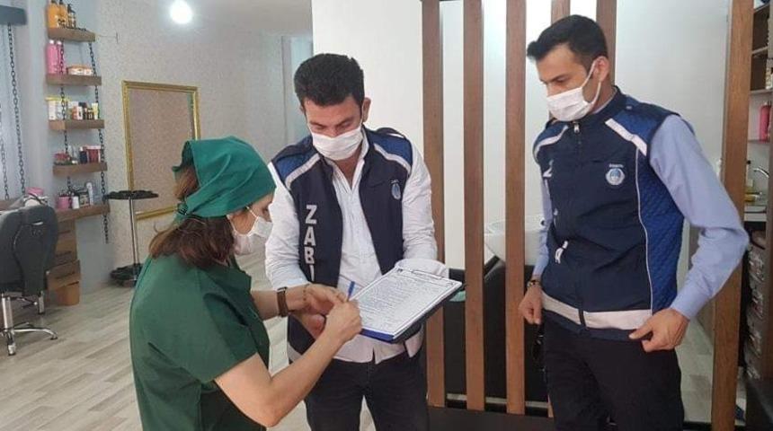 Derik&rsquo;te berberler ve g&uuml;zellik merkezleri denetlendi