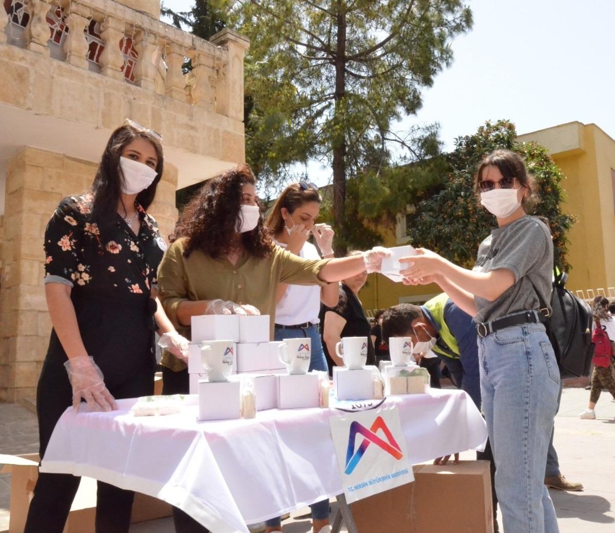 B&uuml;y&uuml;kşehir Belediyesinden gen&ccedil;lere ve &ccedil;ocuklara kupa bardak