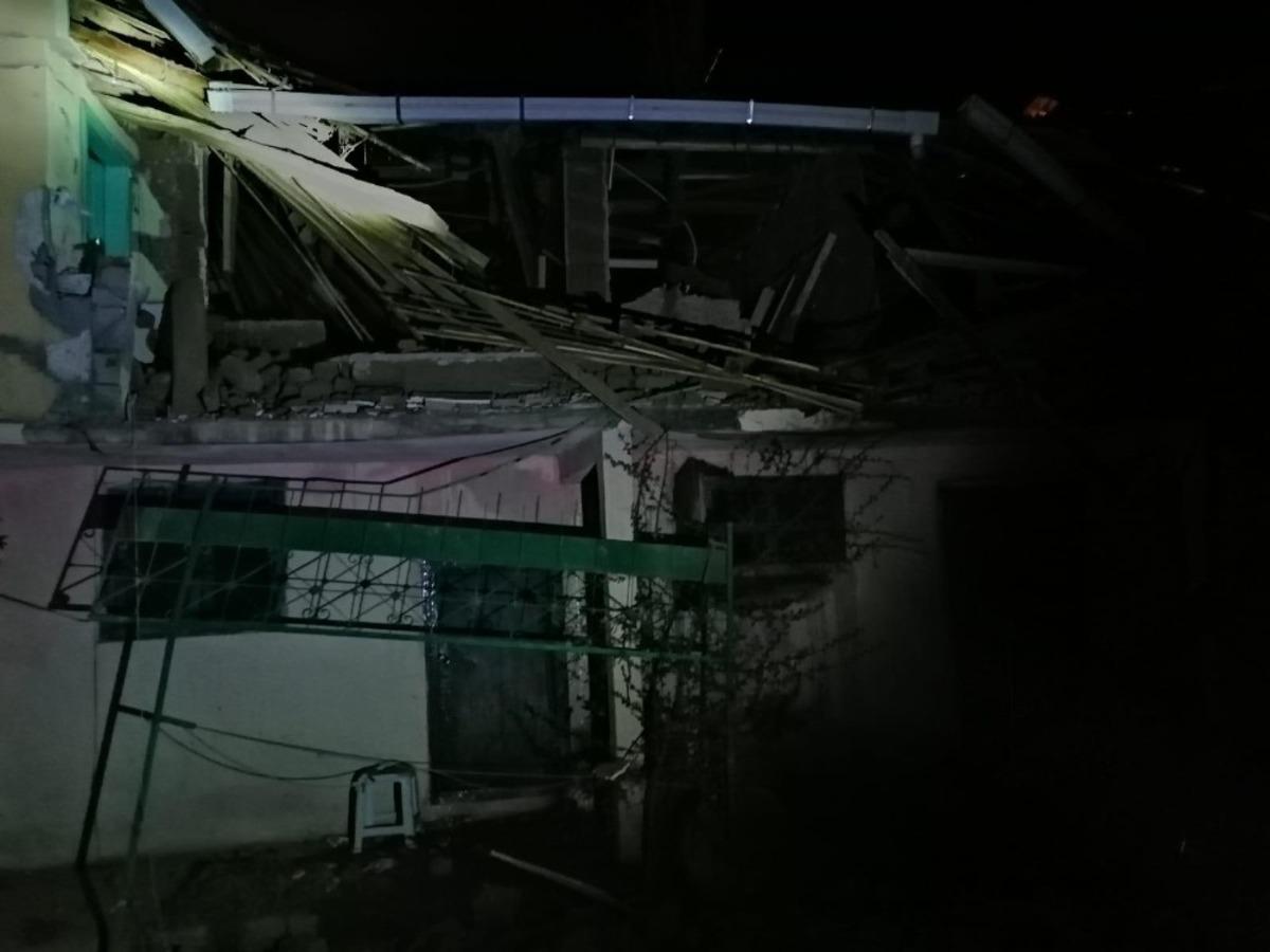 Gece yarısı patlayan t&uuml;p evlerini başlarına yıktı