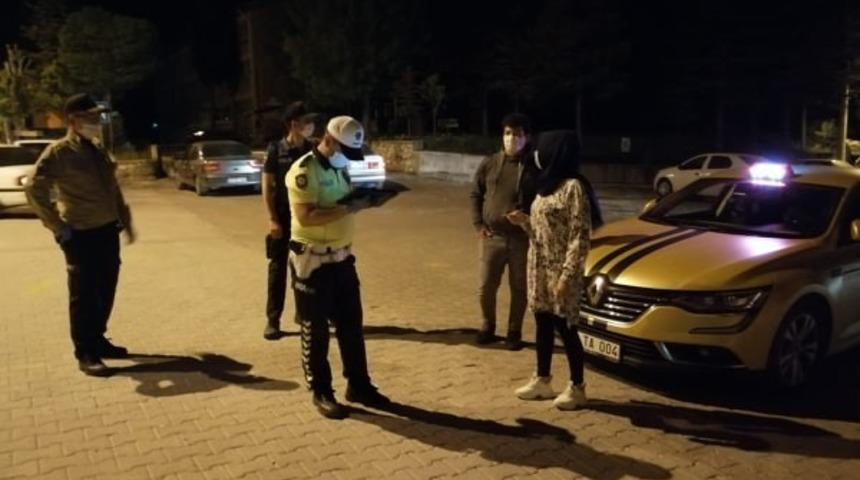 Emet polisi gecede maske kontrolü yapıyor