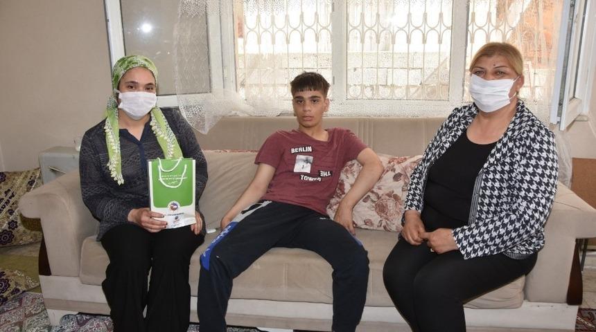 Belediye, engelli gencin evinin bah&ccedil;esine park yaptı