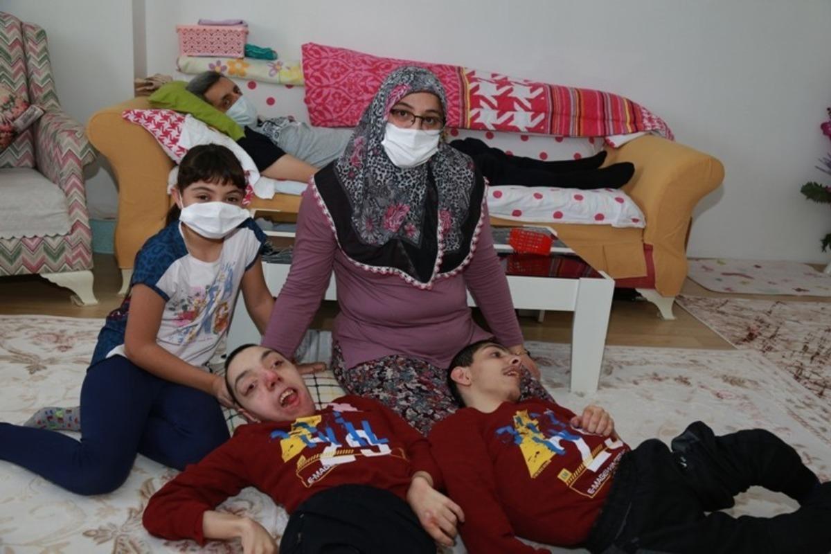 Vali Yılmaz Doruk ve eşi Meral Doruk&rsquo;tan engelli ailesine ziyaret