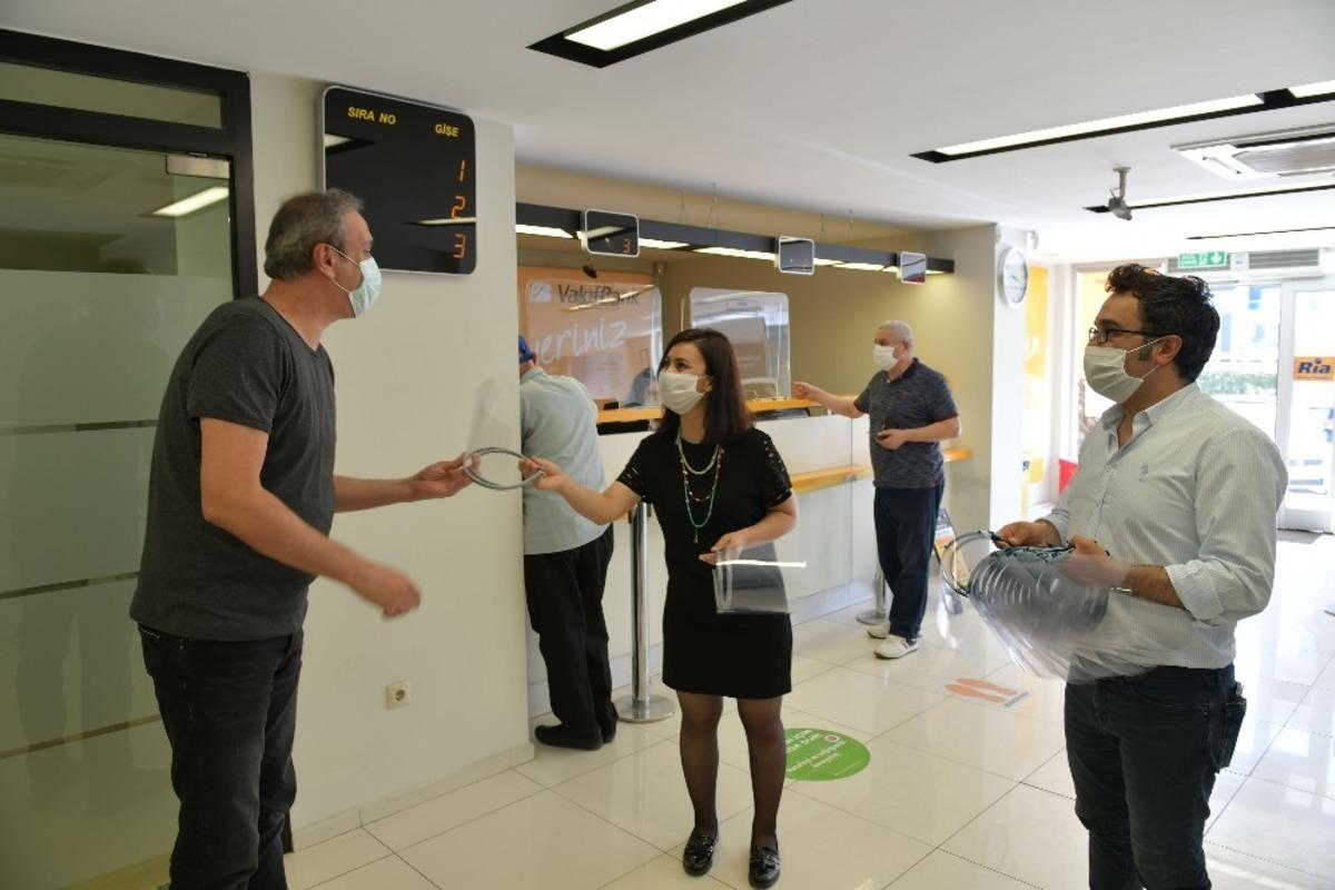 &Ccedil;iğli Belediyesinden esnaf ve banka &ccedil;alışanlarına siperlik