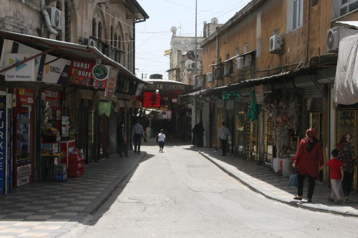 Sokakları korona vir&uuml;s değil, 40 dereceye ulaşan sıcaklar boşalttı