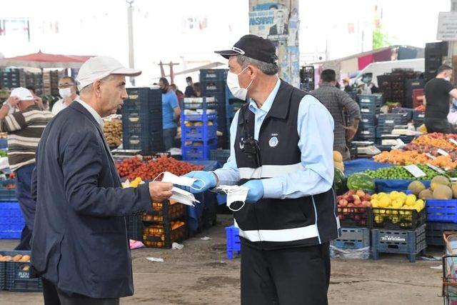 Aksaray Belediyesi kendi ürettiği maskeleri dağıtmaya devam ediyor