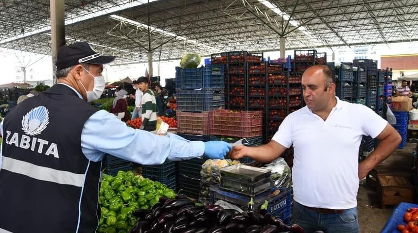 Aksaray Belediyesi kendi &uuml;rettiği maskeleri dağıtmaya devam ediyor