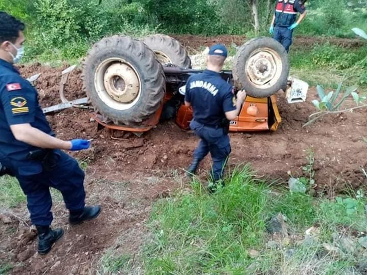 &Ccedil;alışırken devrilen trakt&ouml;r&uuml;n altında kalan &ccedil;ift&ccedil;i hayatını kaybetti