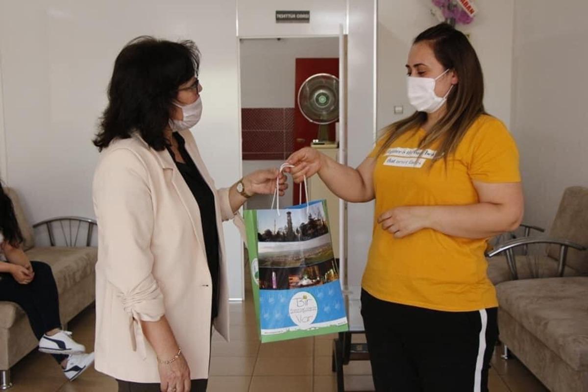 Berber, kuaf&ouml;r ve g&uuml;zellik salonlarına maske hediye ettiler