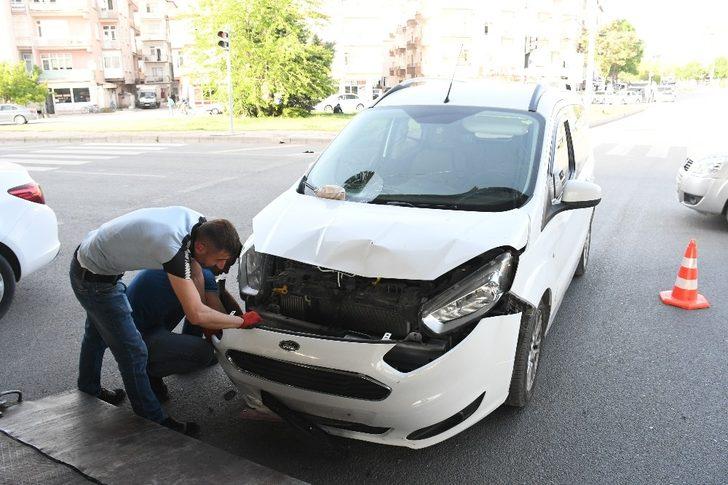 Hafif ticari araç elektrikli motosiklet çarpıştı: 1 yaralı G2