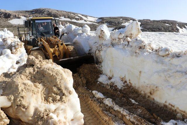 Yörüklerin göç yolu açıldı