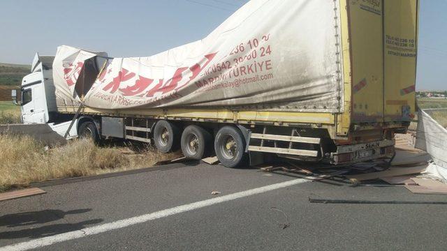 Mobilya yüklü tır bariyerlere çarptı: 1 yaralı