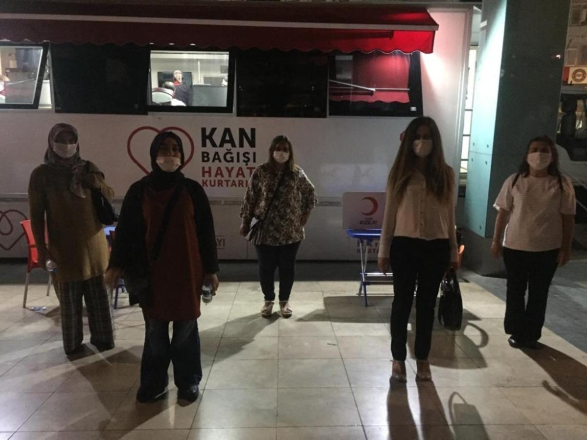 Eğitim Bir Sen &uuml;yelerinden kan bağışı