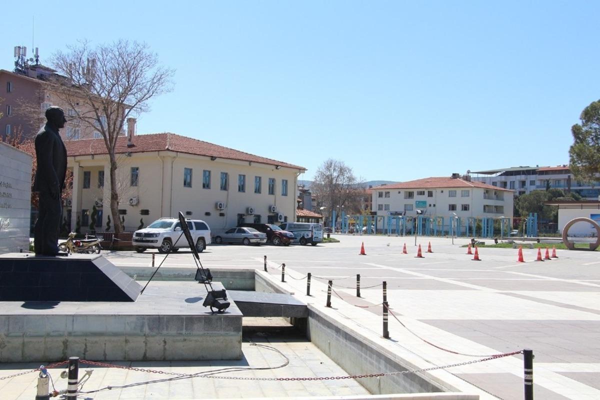 Kula&rsquo;nın ana caddelerinde maskesiz dolaşmak yasaklandı