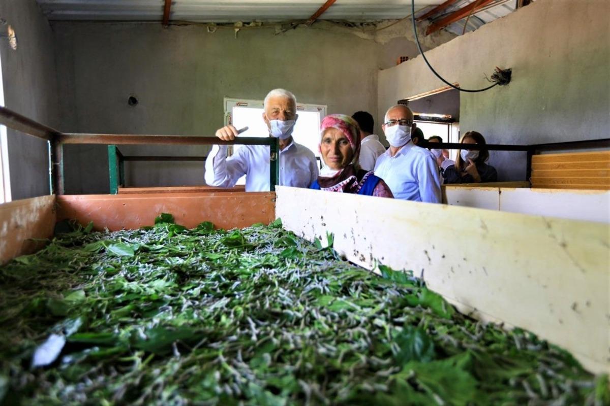 Başkan G&uuml;r&uuml;n ipek b&ouml;cek&ccedil;iliği &uuml;reticileriyle buluştu