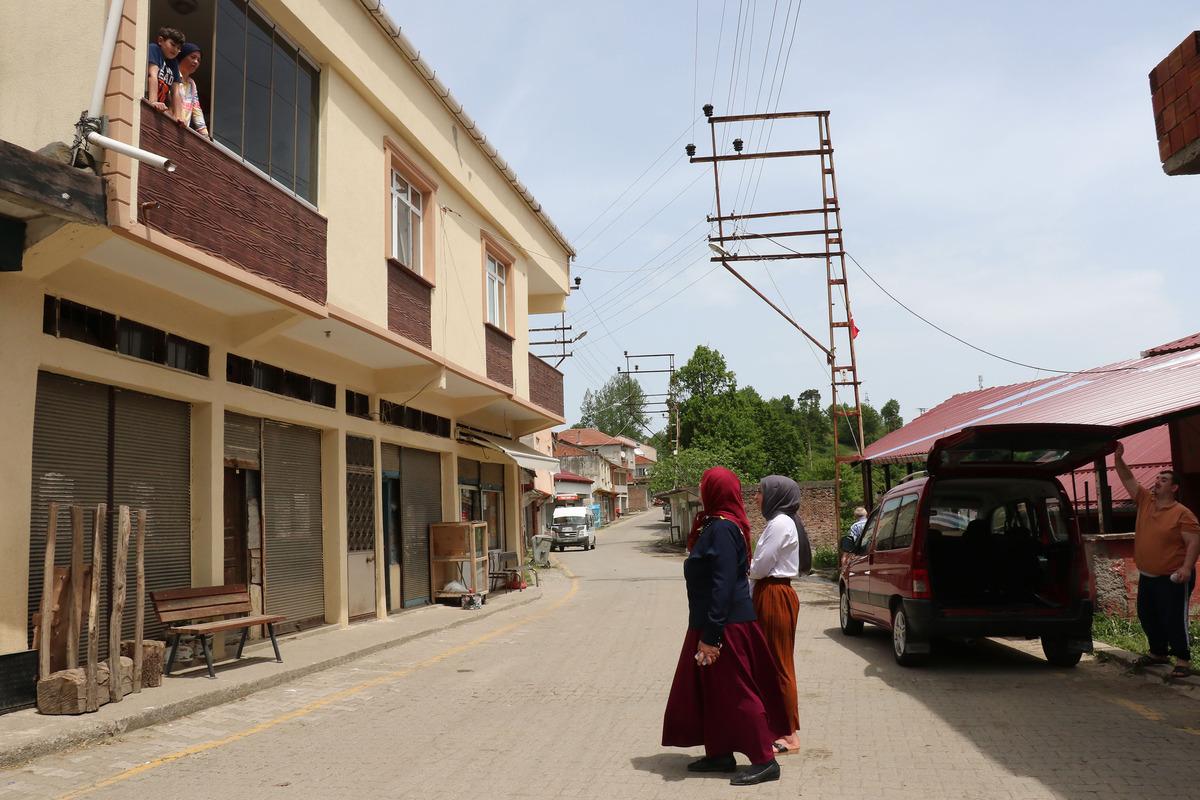 Yolun bir tarafında sokağa &ccedil;ıkma yasağı var diğer tarafında yok