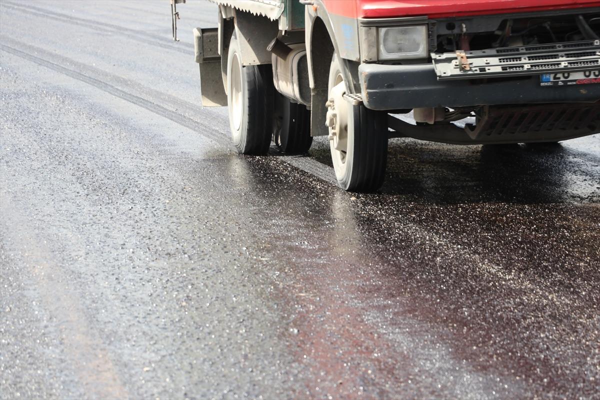 Denizli'de sıcak hava asfaltı eritti