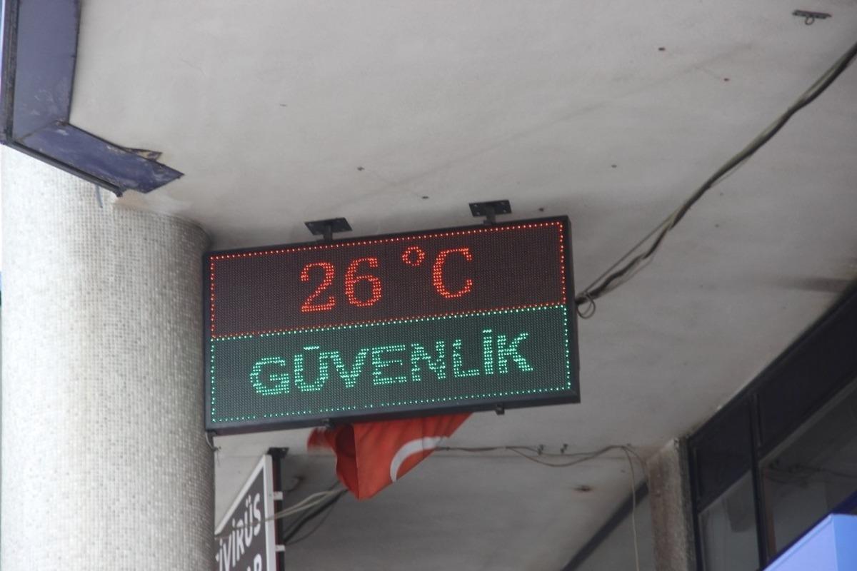 Meteoroloji&rsquo;den gelen sıcaklık uyarıları Sivas&rsquo;ı es ge&ccedil;ti