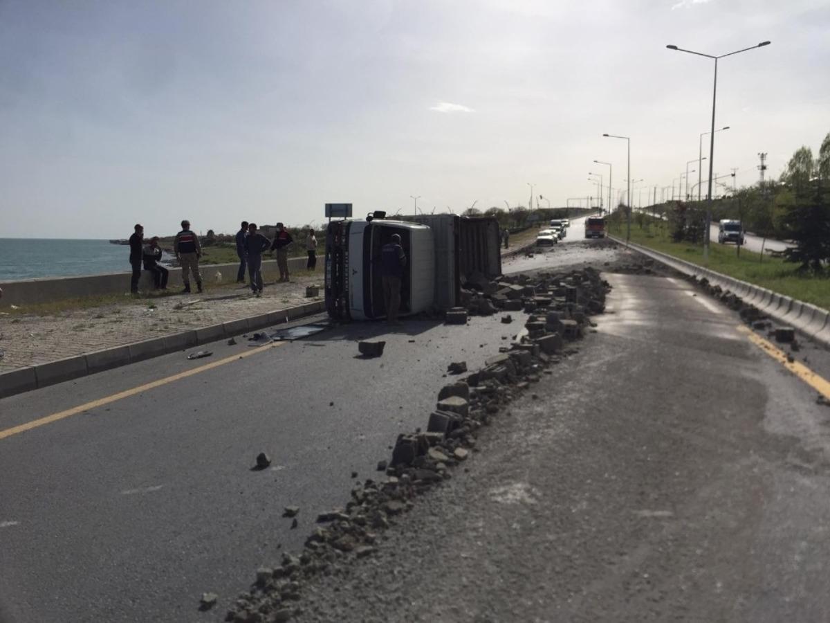 Van&rsquo;da briket y&uuml;kl&uuml; kamyonet devrildi: 1 yaralı