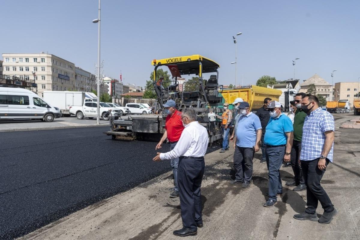 Başkan B&uuml;y&uuml;kkılı&ccedil;, asfalt &ccedil;alışmalarını yerinde inceledi