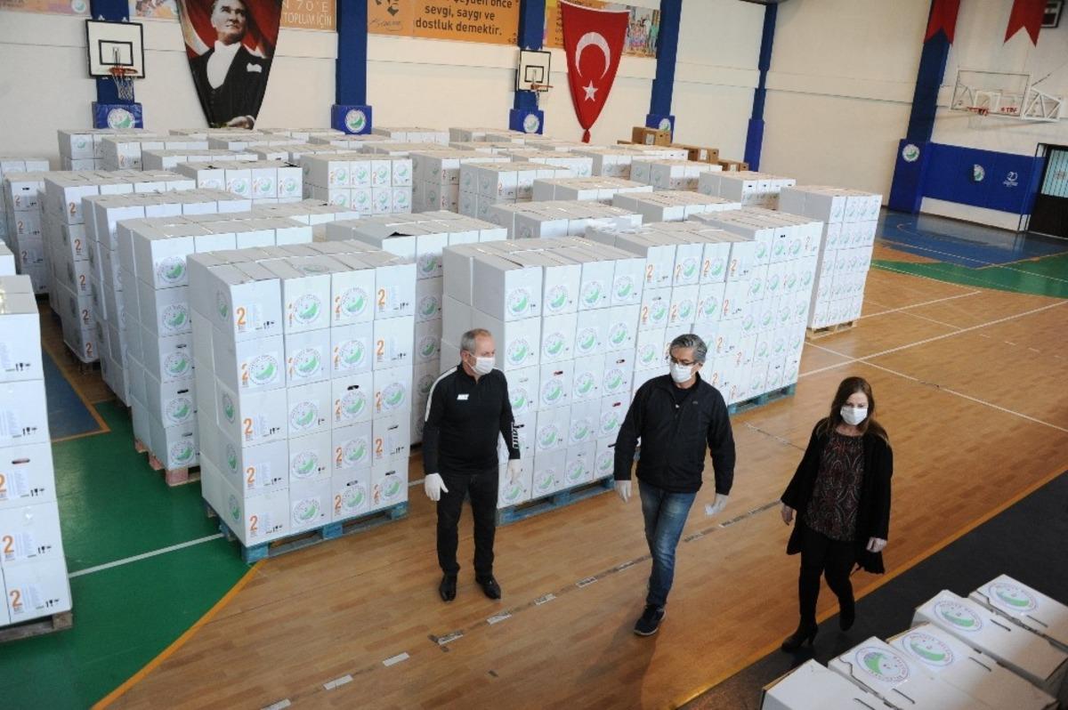 Bal&ccedil;ova&rsquo;da, n&uuml;fusunun d&ouml;rt katı maske dağıtıldı