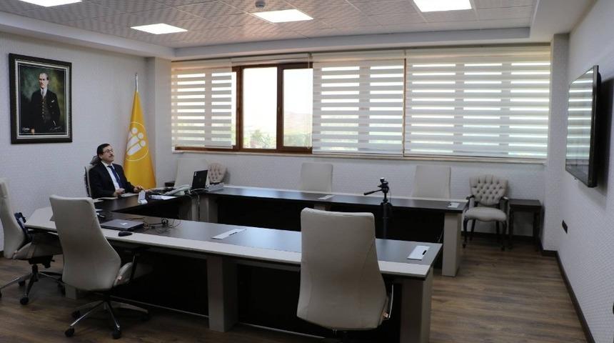 Rekt&ouml;r Kızılay &Uuml;AK toplantısına katıldı