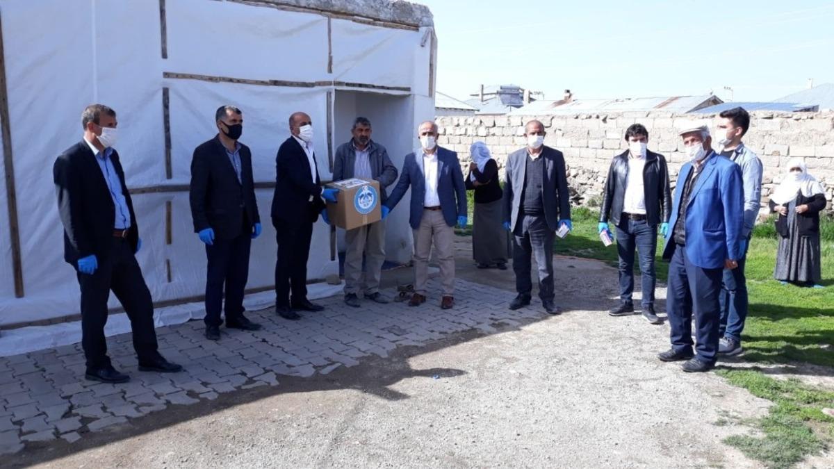 Başkan Ensari, yardıma muhta&ccedil; aileleri ziyaret edip gıda yardımında bulunuyor