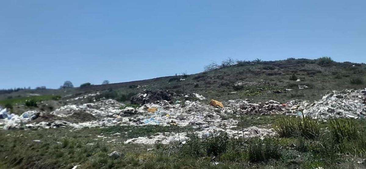 Gelişig&uuml;zel d&ouml;k&uuml;len moloz ve harfiyat atıklarının &ccedil;irkinliği s&uuml;r&uuml;yor