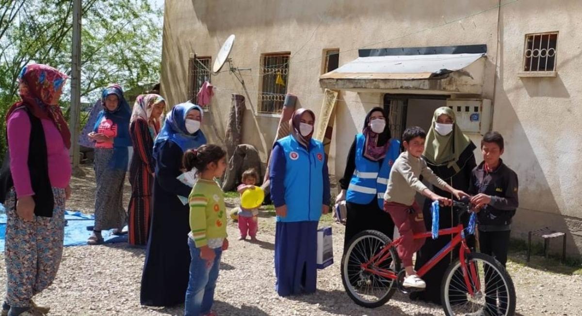 Kuran kursu hocaları &ccedil;ocukları sevindirdi